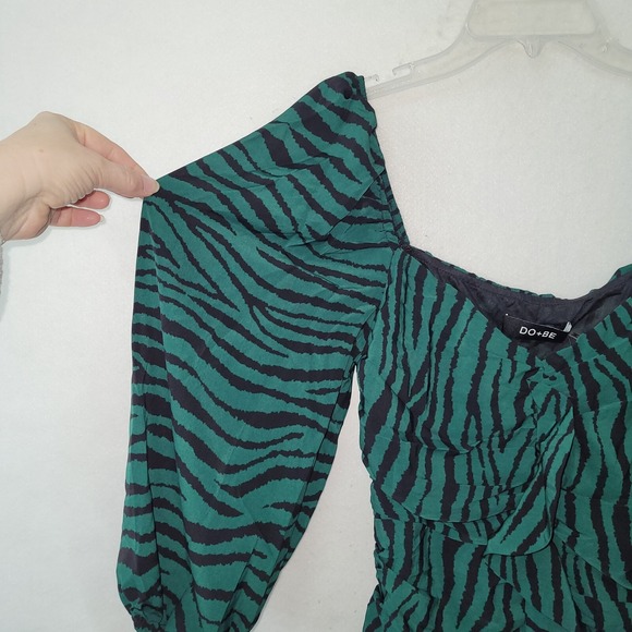 DO+BE Dress Womens M Emerald Green Zebra Ruffled Cinched Mini Off Shoulder Scoop - Picture 3 of 15